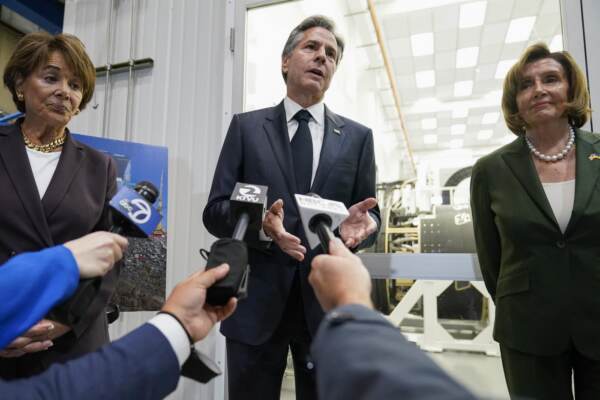 Usa, Pelosi e Blinken visitano lo SLAC National Accelerator Laboratory a Menlo Park