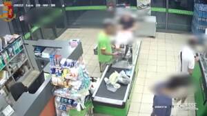 Pescara, rapine nei supermercati: arrestato un sospetto