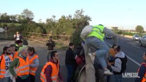 Roma, ‘Ultima Generazione’ blocca il Gra: rabbia automobilisti