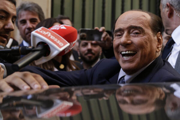 Elezione dei capogruppo, Uscita di Silvio Berlusconi dai gruppi parlamentari della Camera