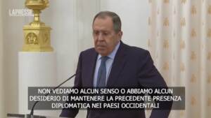 Ucraina, Lavrov: “Senza senso mantenere diplomatici in Occidente”