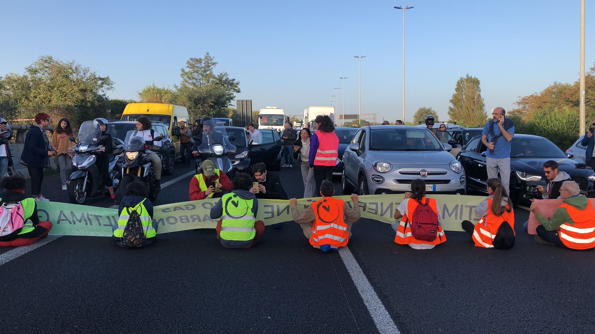 Roma, sit-in Ultima Generazione: traffico bloccato Roma, sit-in Ultima Generazione: traffico bloccato