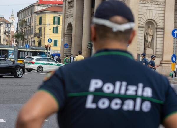 Incidente Milano, auto dei vigili durante inseguimento urta Ferrari e moto e si ribalta