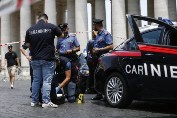 Roma: un'auto non si ferma all'alt, fugge e sfonda le transenne del Vaticano
