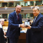 Bruxelles, applausi del Consiglio europeo per Mario Draghi