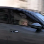 Governo, Giorgia Meloni esce dal Quirinale tra gli applausi