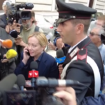 Governo, Meloni assediata dai giornalisti fuori da Montecitorio