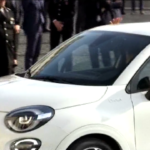 Giorgia Meloni al Quirinale, il saluto ai cittadini che la incitano