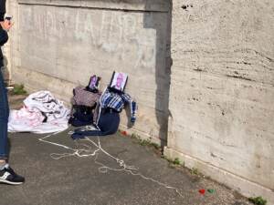 Roma, studenti impiccano fantocci di La Russa e Fontana sul Tevere