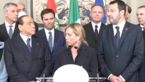 Berlusconi, l’occhiata a Salvini mentre Meloni parla al Quirinale