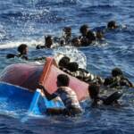 Migranti, barca si ribalta a Lampedusa: disperso neonato