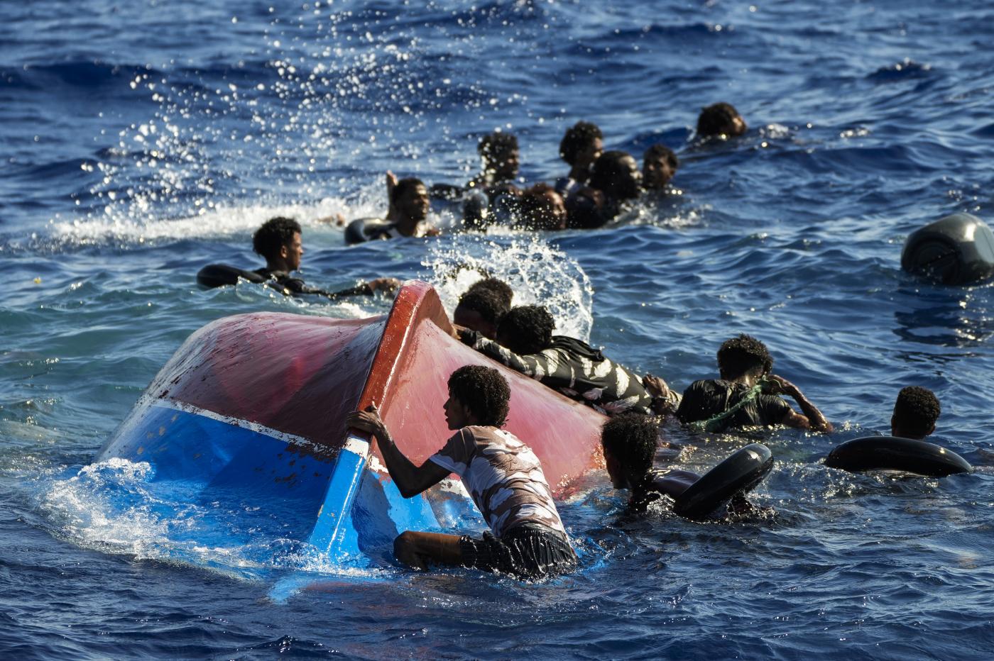 Migranti, barca si ribalta a Lampedusa: disperso neonato