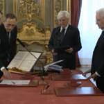 Governo, Salvini molla la penna e mette gli occhiali per il giuramento