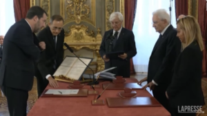 Governo, Salvini molla la penna e mette gli occhiali per il giuramento