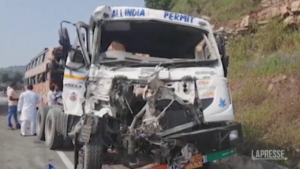 India, scontro tra bus e camion: 15 vittime