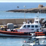Lampedusa, avaria a motore barcone migranti: 2 bimbi morti