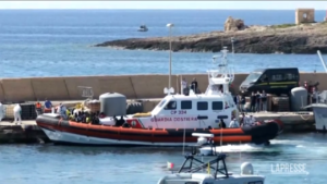 Lampedusa, avaria a motore barcone migranti: 2 bimbi morti