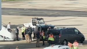 Regno Unito, Boris Johnson torna a Londra per sfidare Sunak