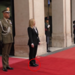 Governo, il cambio di scarpe di Giorgia Meloni