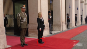 Governo, il cambio di scarpe di Giorgia Meloni