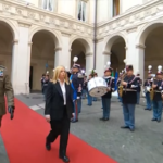 Governo, Meloni davanti al picchetto d’onore