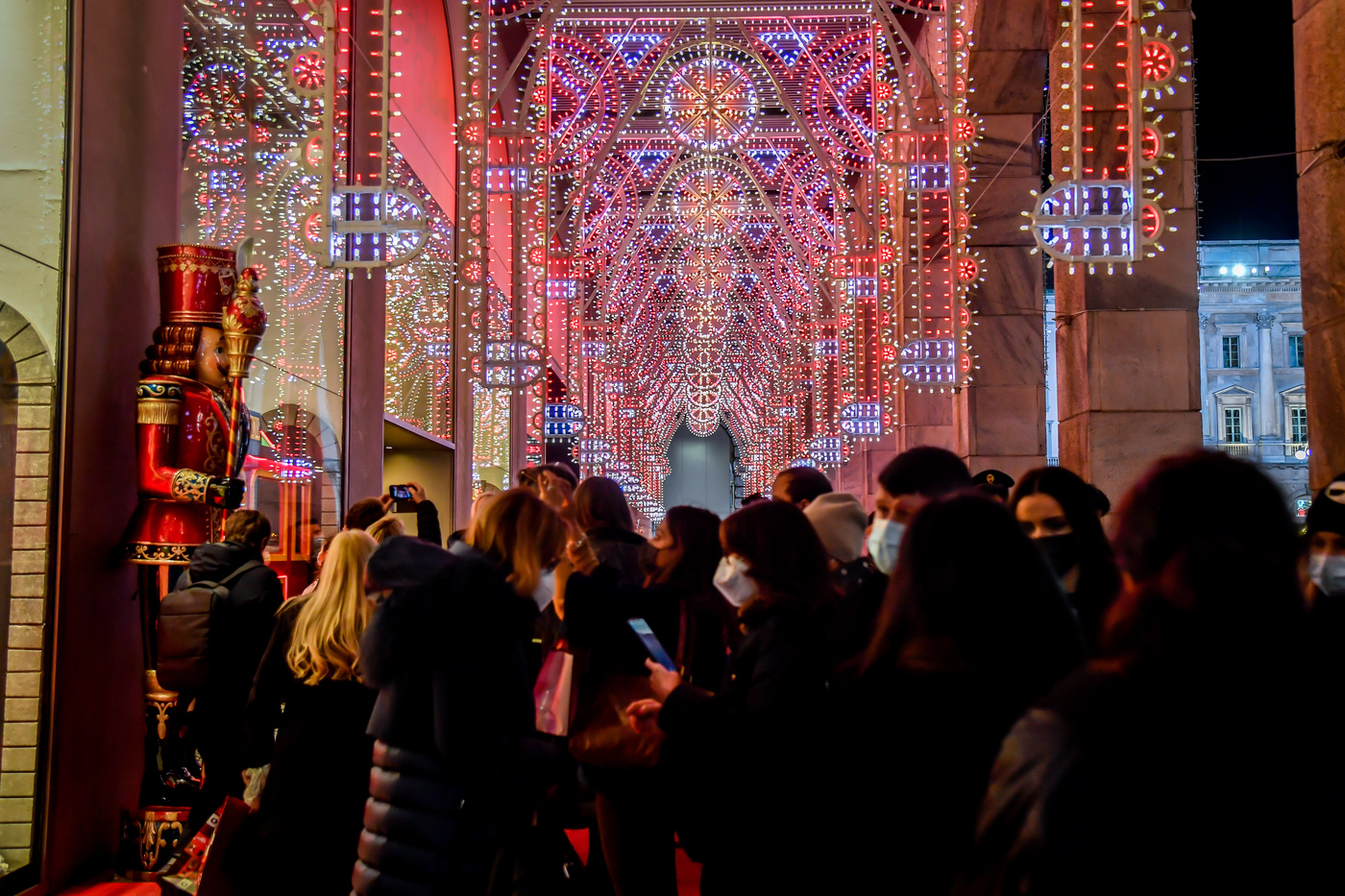Bollette, Natale al risparmio: 25% riduce acquisti