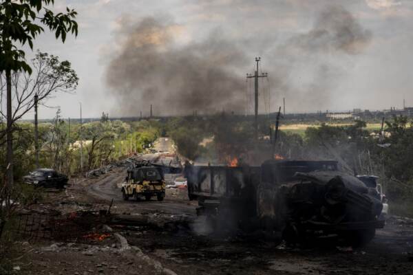 Continua la battaglia tra russi e ucraini a Lysychansk