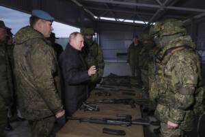 Russia, Vladimir Putin visita un centro di addestramento militare a Ryazan