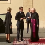 Vaticano, l’arrivo di Macron all’udienza con Papa Francesco