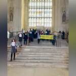 Regno Unito, protesta Greenpeace dentro Parlamento