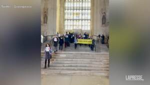 Regno Unito, protesta Greenpeace dentro Parlamento