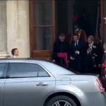 Vaticano, Macron lascia Palazzo Apostolico dopo incontro con Papa Francesco