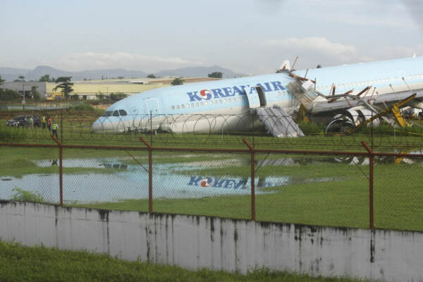 Filippine, aereo fuori pista: tutti salvi