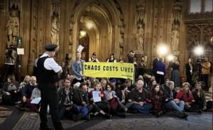 Regno Unito, attivisti clima occupano Parlamento