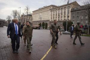 Guerra Russia-Ucraina, Boris Johnson a sorpresa a Kiev da Zelensky