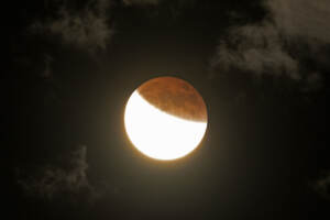 Le spettacolari immagini dell'eclissi totale della supe luna rossa