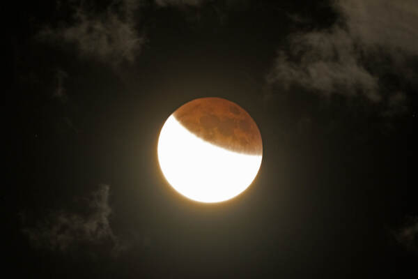 Le spettacolari immagini dell'eclissi totale della supe luna rossa