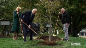 Usa, Joe e Jill Biden piantano un albero in onore del custode della Casa Bianca