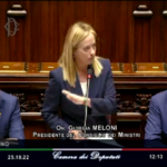 Governo, Meloni alza mano e stoppa applausi centrodestra