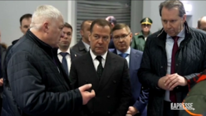 Russia, Medvedev visits tank factory