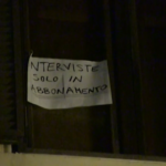 Grillo all’hotel Forum con un cartello: “Interviste solo in abbonamento”