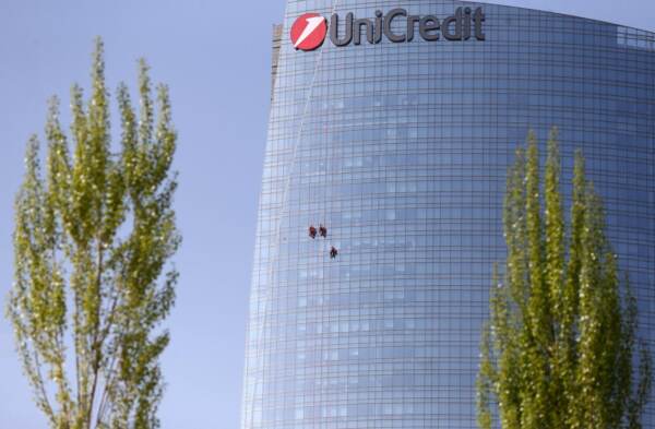 I ragni puliscono i vetri della Torre Unicredit