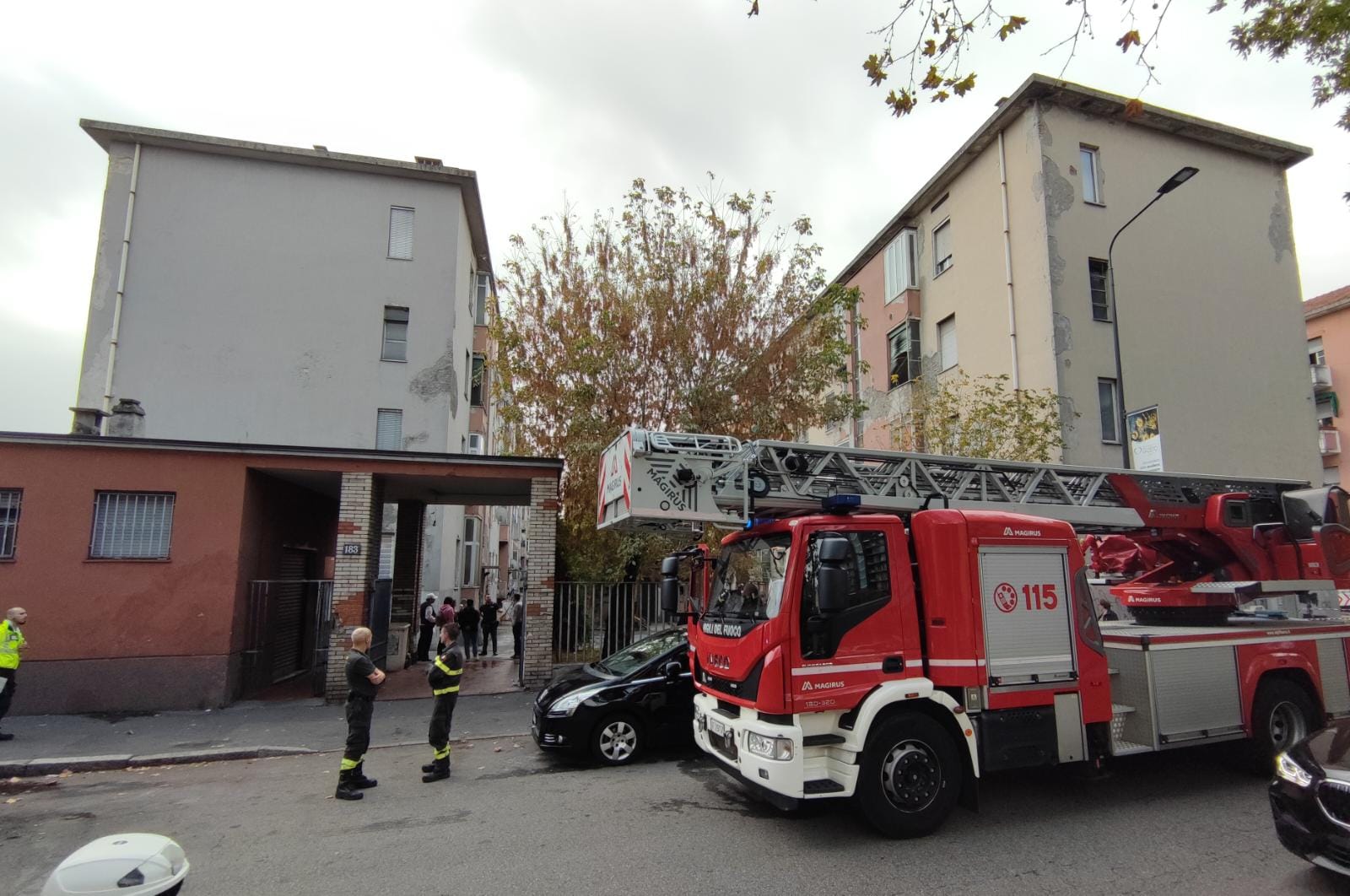 Milano, incendio in via Lorenteggio: un morto Milano, incendio in via Lorenteggio: un morto