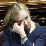 Governo, standing ovation e lacrime per Meloni