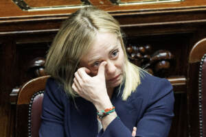 Governo, standing ovation e lacrime per Meloni