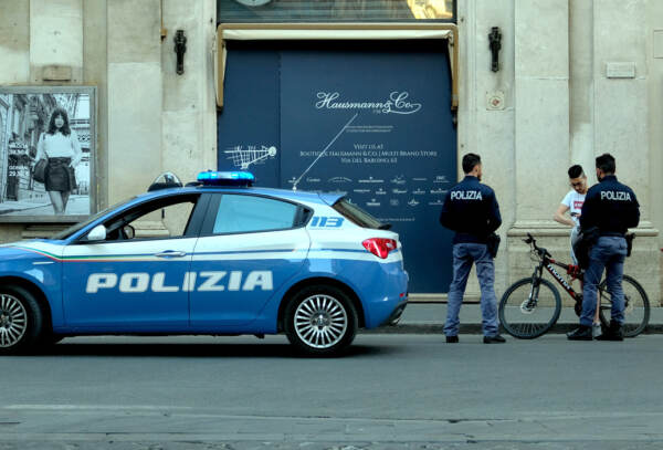 Roma, negozi chiusi e serrande abbassate durante l'epidemia di coronavirus