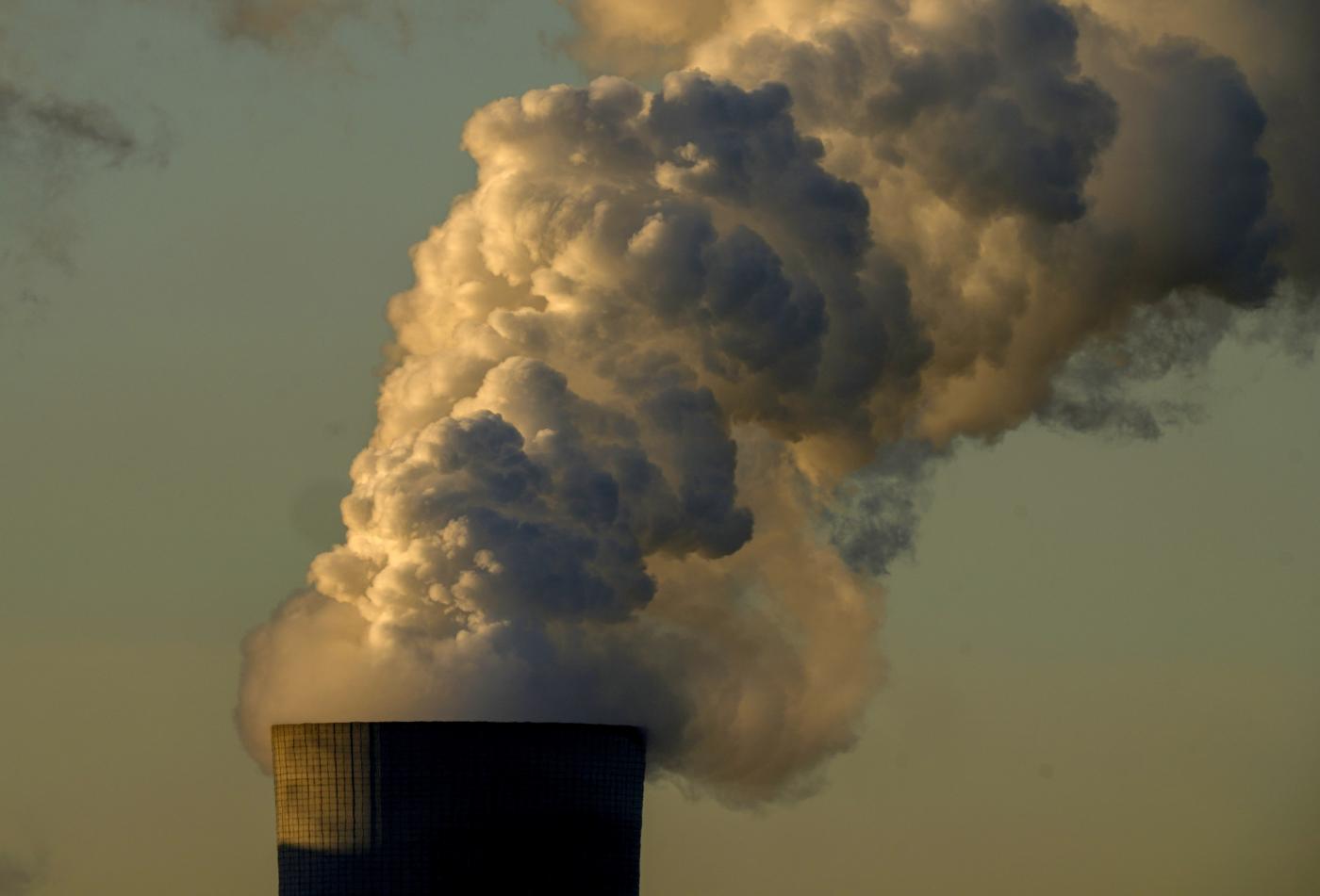 Clima, picco emissioni CO2 nel 2025