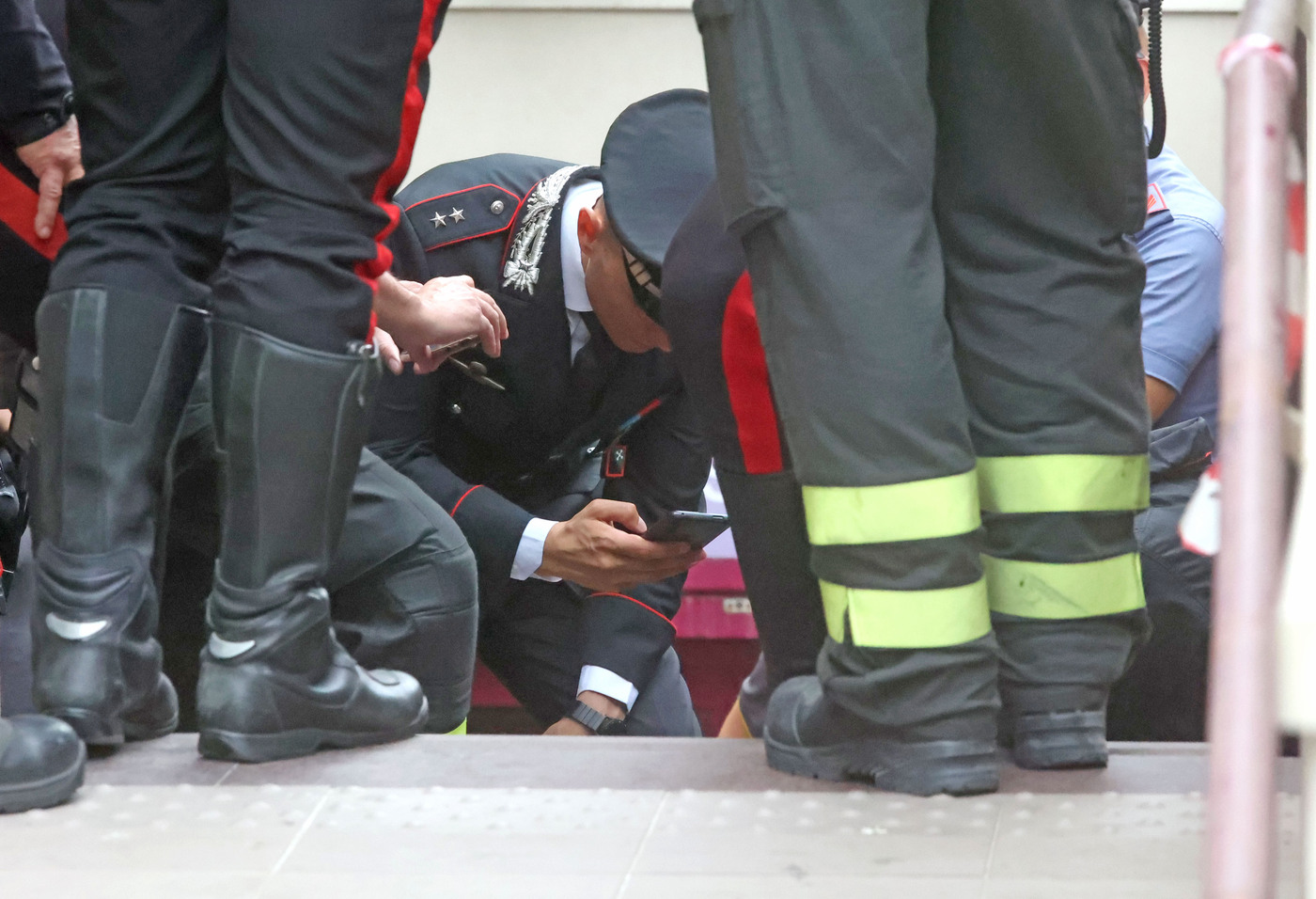 Como, carabiniere spara a comandante e si barrica in caserma