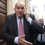 Crosetto: “Mandato a legali contro diffamazione”, e sbaglia apostrofo