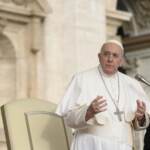 Papa Francesco: “Affidare a donne ruoli e responsabilità maggiori”
